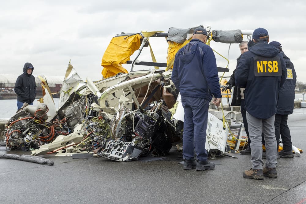 Un helicóptero turístico se desintegra sobre el río Hudson y mueren seis personas