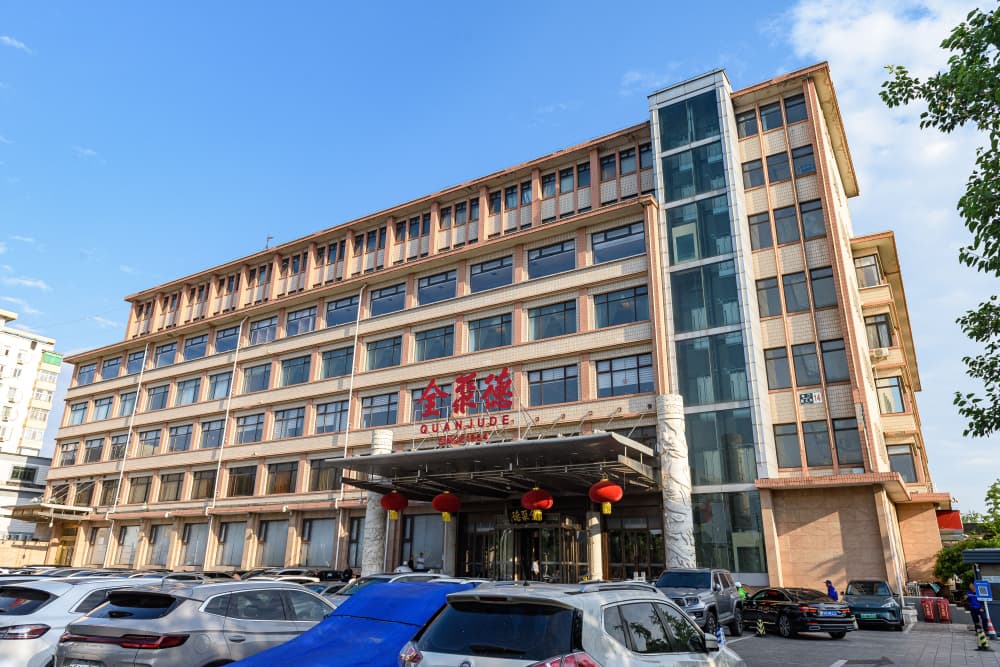 Quanjude Opens and Sets the Peking Duck Standard