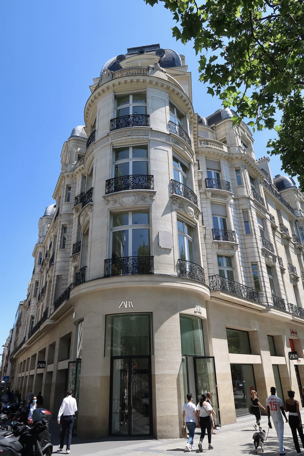 Alo Yoga Opens Its Champs-Élysées Flagship in Paris