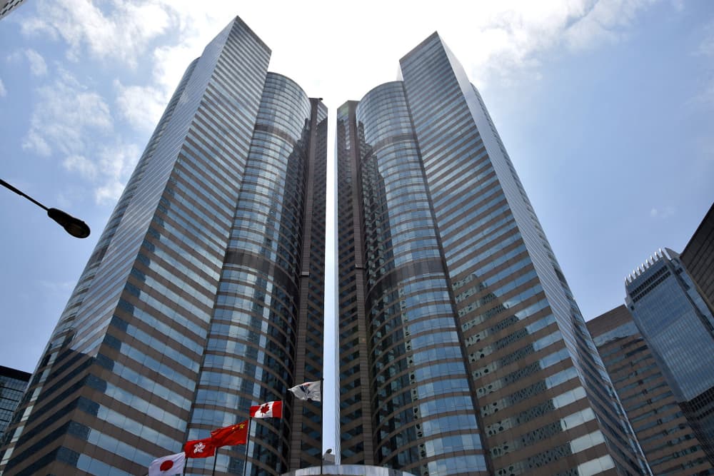 Shein's Shares Fall in Hong Kong Stock Market Debut