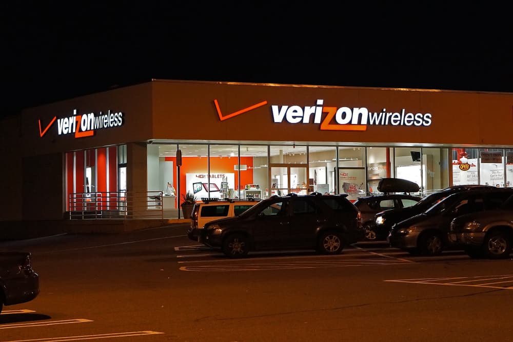 Verizon Sells 274 Stores and Cuts 500 Corporate Jobs